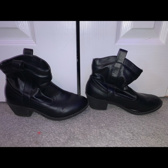 Size 7 black boots - Picture 1 of 3